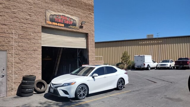 White Car At Tire Shop 005 — VDK Tire Shop