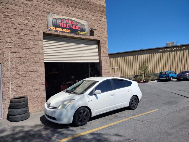 White Toyota Prius Tire Shop 022 — VDK Tire Shop