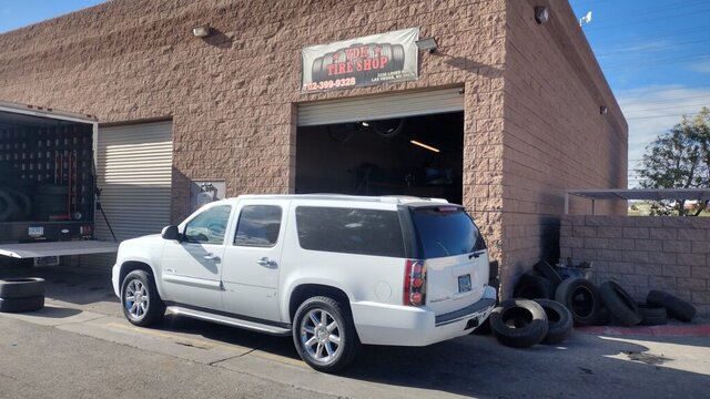 White SUV Parked At Tire Shop 011 — VDK Tire Shop