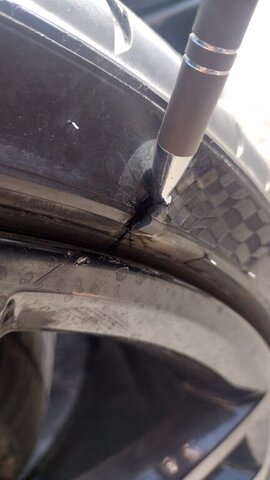 Cracked Car Wheel Rim Damage 008 — VDK Tire Shop