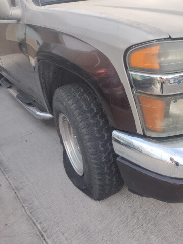 Pickup Truck Flat Tire 014 — VDK Tire Shop