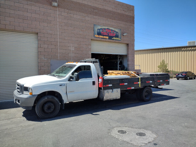 White Flatbed Truck Tire Shop 030 — VDK Tire Shop