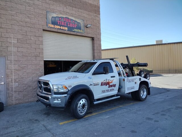 White Kings Towing Truck 081 — VDK Tire Shop