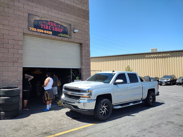 White Pickup Truck Tire Shop 063 — VDK Tire Shop