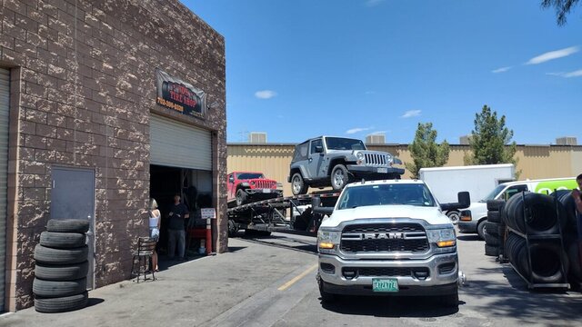 White Ram Truck Towing Jeeps 016 — VDK Tire Shop