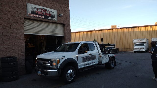 White Tow Truck Tire Shop 025 — VDK Tire Shop