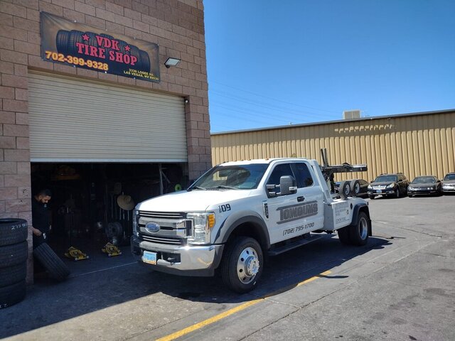 White Tow Truck Tire Shop 058 — VDK Tire Shop