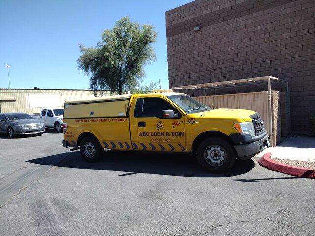 Yellow Abc Lock Tow Truck 065 — VDK Tire Shop