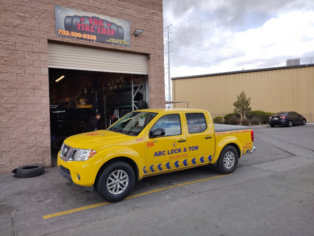 Yellow Abc Tow Truck 009 — VDK Tire Shop