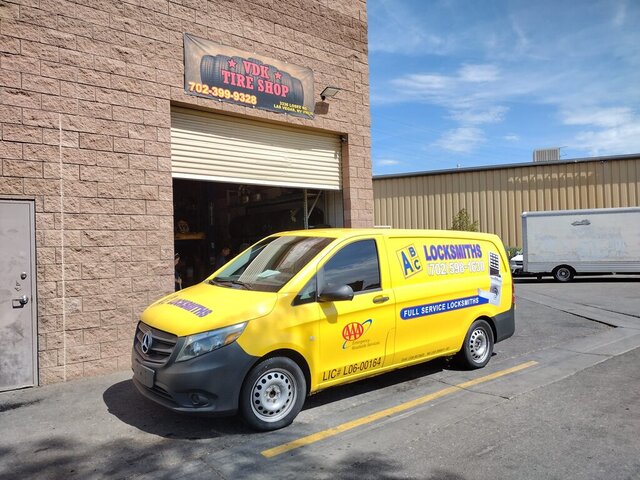 Yellow Locksmith Van Tire Shop 010 — VDK Tire Shop